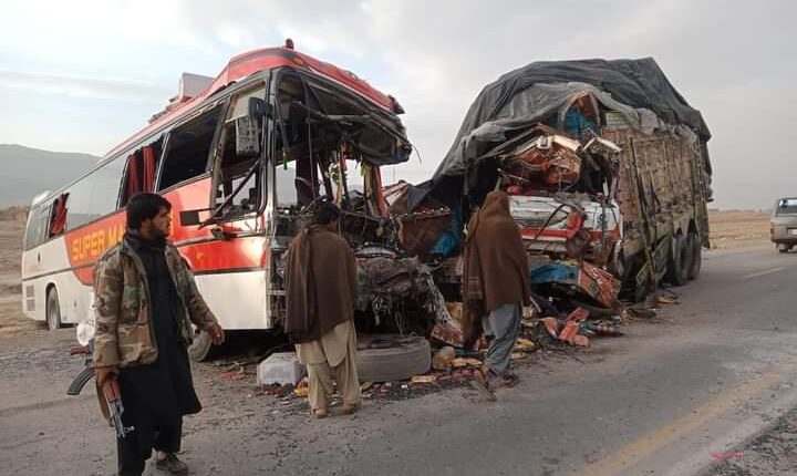خانوزئ کے مقام پر مسافر بس اور ٹرک میں تصادم بچی سمیت 3افراد جان بحق،15زخمی