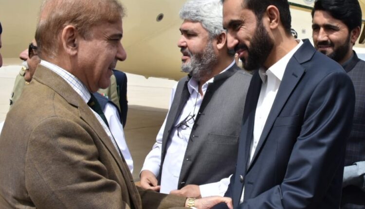 وزیراعظم شہباز شریف کی کوئٹہ آمد پر وزیراعلی قدوس بزنجو نے استقبال کیا